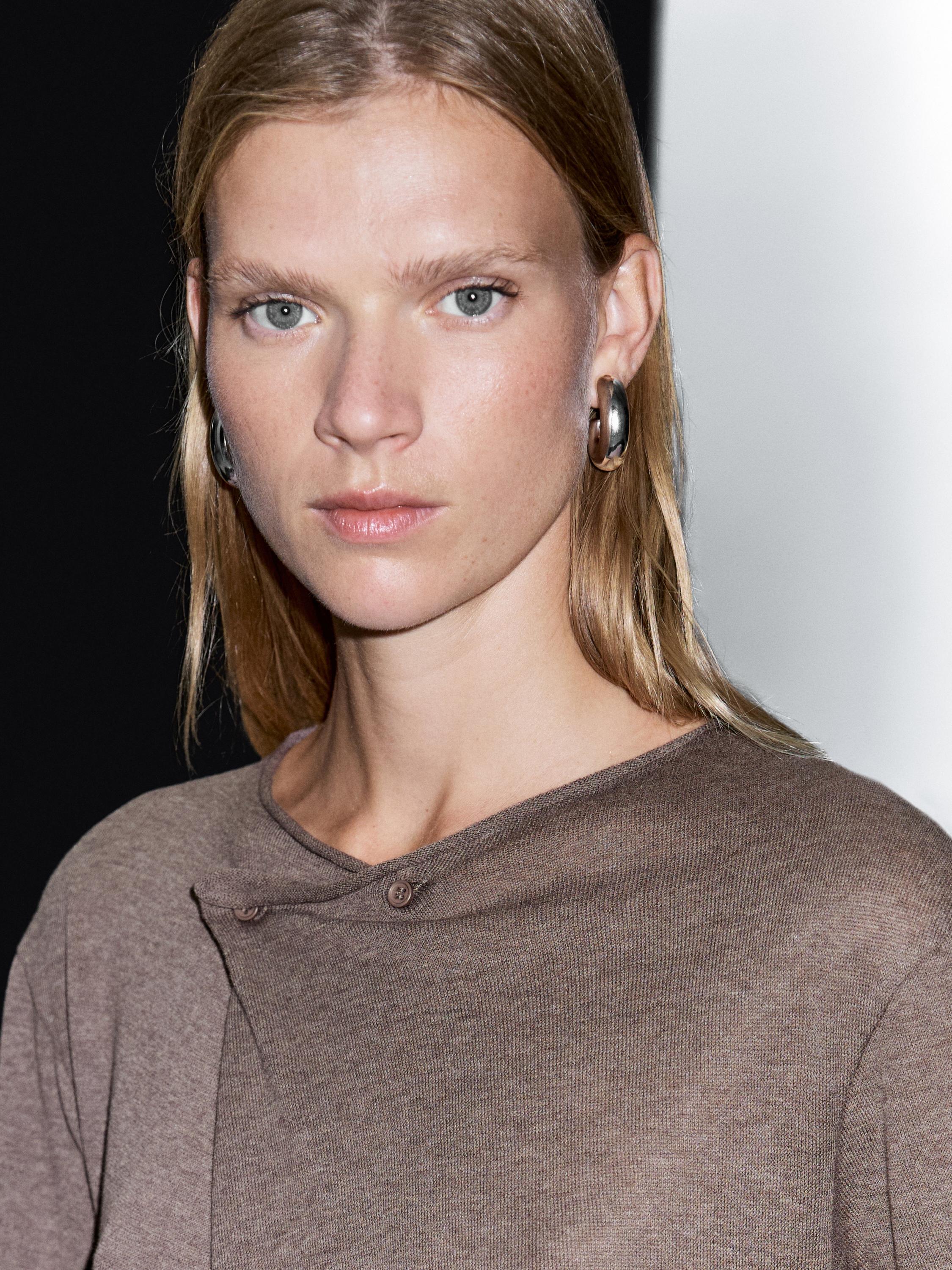 Short sleeve T-shirt with asymmetric fastening